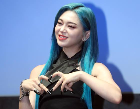 Singer AleXa poses during a showcase held on May 19 at the Blue Square concert hall in central Seoul. [JOONGANG ILBO]
